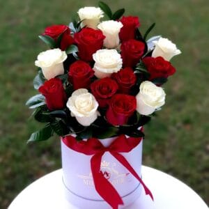 aranjament cu trandafiri rosii si albio1o